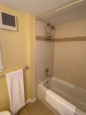 Handtücher, Seife, Shampoo, Toilettenpapier