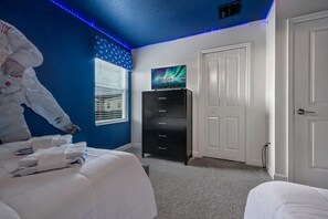 11 bedrooms, iron/ironing board, Internet, bed sheets - Luxury 9BR Villa w/ Private Pool & Themes (kissimmee)