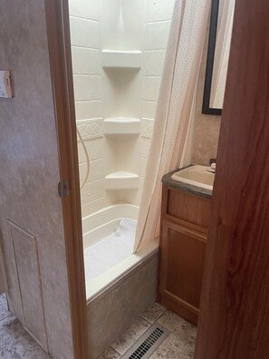シャワー、タオル、石鹸、トイレットペーパー