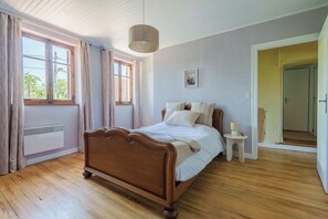 1 bedroom, travel cot, WiFi, bed sheets