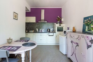 Réfrigérateur, micro-ondes, four, cafetière/bouilloire