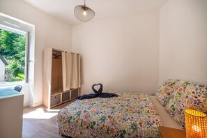 2 bedrooms, iron/ironing board, WiFi, bed sheets