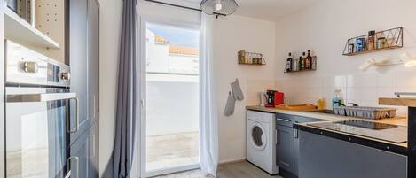 Jääkaappi, mikroaaltouuni, uuni, liesi