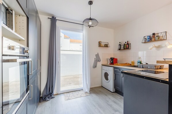 Kühlschrank, Mikrowelle, Ofen, Herdplatte