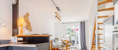 Frigorífico, microondas, horno y placa de cocina