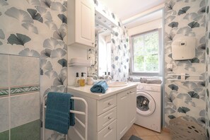 Regadera, secadora de cabello, toallas 