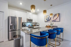 Kylskåp, mikrovågsugn, ugn och diskmaskin