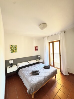 2 عدّة غرف نوم وخزنة داخل الغر�فة ومكواة/لوح كي وسرير سفر