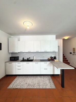 ثلاجة، ميكروويف، فرن، موقد طهي مسطح