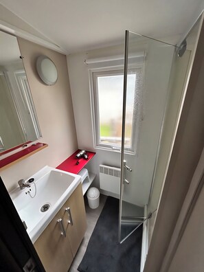 Dusche, Haartrockner, Toilettenpapier