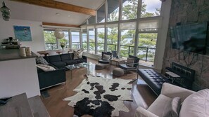 Living area - Lakefront 5 Bedroom + 5 bathroom Cottage w/ Boat on Miller Island Muskoka (Gravenhurst)