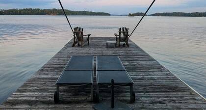 Lakefront 5 Bedroom + 5 bathroom Cottage w/ Boat on Miller Island Muskoka