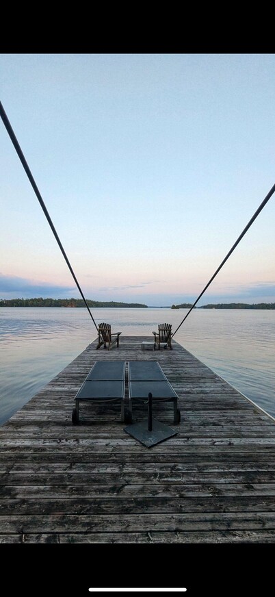 Lakefront 5 Bedroom + 5 bathroom Cottage w/ Boat on Miller Island Muskoka