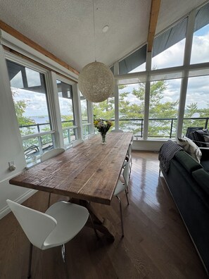 Dining - Lakefront 5 Bedroom + 5 bathroom Cottage w/ Boat on Miller Island Muskoka (Gravenhurst)