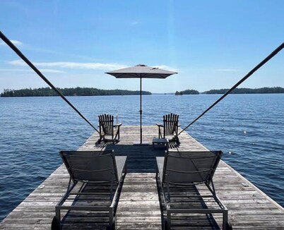 Lakefront 5 Bedroom + 5 bathroom Cottage w/ Boat on Miller Island Muskoka