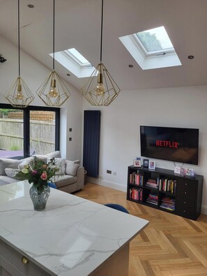 Interior - London Getaway - 20mins from Central London (London)