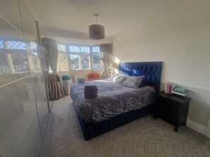 3 dormitoris, planxa i posts de planxar, wifi i roba de llit 