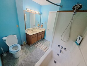 Séchoir à cheveux, serviettes fournies, savon, shampooing