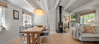 Cozy home in Dronningmølle with WiFi