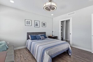 1 bedroom, iron/ironing board, WiFi, bed sheets - Chic & Stylish Midtown PHX Condo Retreat - Stunning Views & Light Rail Access (Phoenix)