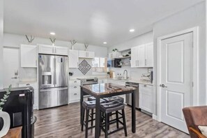 Four à micro-ondes, surface de cuisson, lave-vaisselle