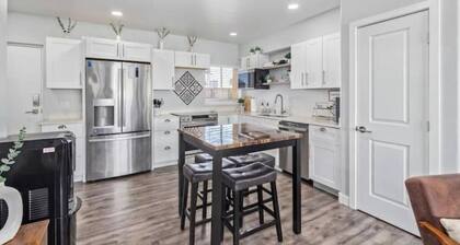 Modern PHX Condo Near Light Rail