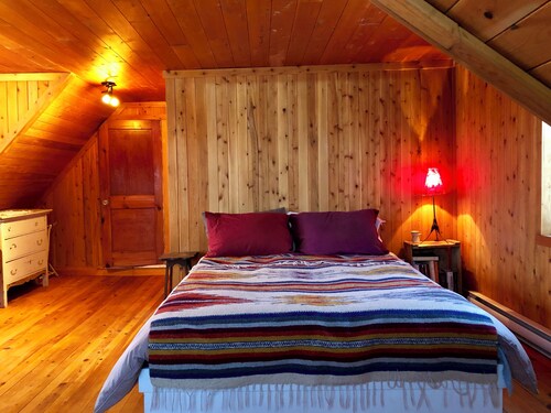 Beautiful large house in Gaspésie, close to the sea. 5 min walk to the beach!