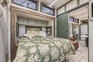 Room - Travel Trailer at the Water w Easy Access, Hot Tub, Grill, 2-Tier Deck (Corsicana)