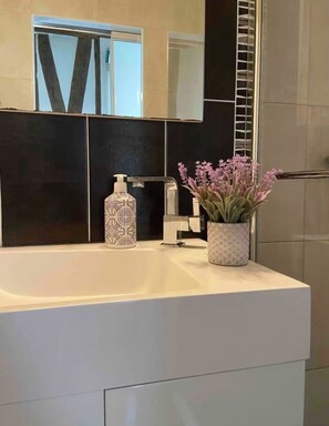 Handtücher, Seife, Toilettenpapier