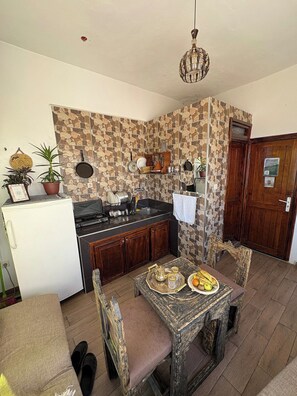 冷蔵庫、コンロ、調理器具と食器、ダイニングテーブル