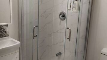 Doccia, shampoo, carta igienica