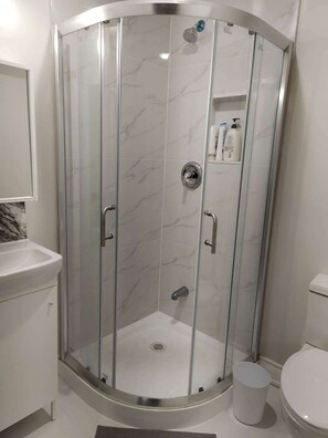 Shower, shampoo, toilet paper - Ivy Den (Oakville)