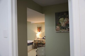 Comfort Double Room | Desk, laptop workspace, free WiFi - Ivy Den (Oakville)