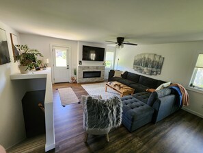 Smart-TV, Kamin, DVD-Player, Bücher