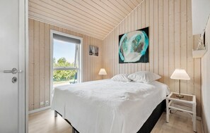 4 bedrooms, iron/ironing board, free WiFi