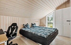 4 bedrooms, iron/ironing board, free WiFi