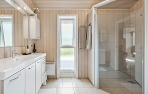 Shower, hair dryer - Amazing home in Kalundborg with WiFi (Kalundborg)