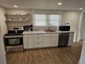 Micro-ondes, four, plaque de cuisson, lave-vaisselle