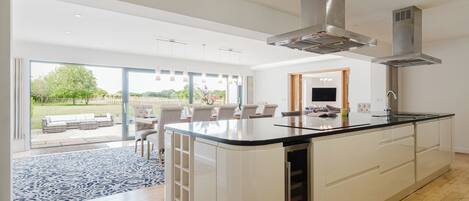 Comfort Bungalow, Courtyard View | Private kitchen