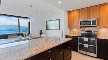 Een magnetron, een oven, een kookplaat, een vaatwasser