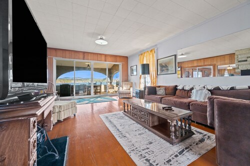 Lakefront Getaway w/ Firepit & Mountain Views