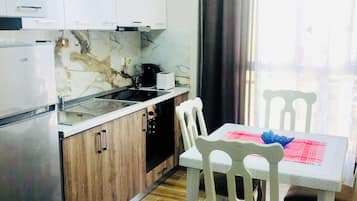 Frigorífic, forn, placa de cuina i cafetera i tetera