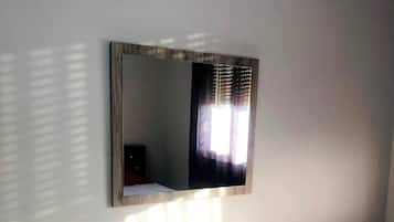 Tabla de planchar con plancha, wifi gratis, ropa de cama