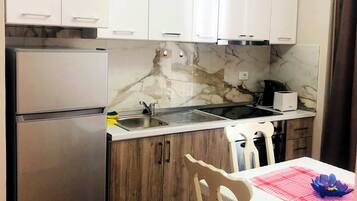 Kühlschrank, Ofen, Herdplatte, Wasserkocher mit Kaffee-/Teezubehör