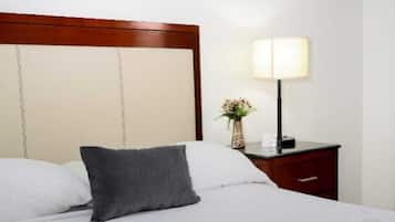 Habitación individual básica | Caja de seguridad en la habitación y escritorio