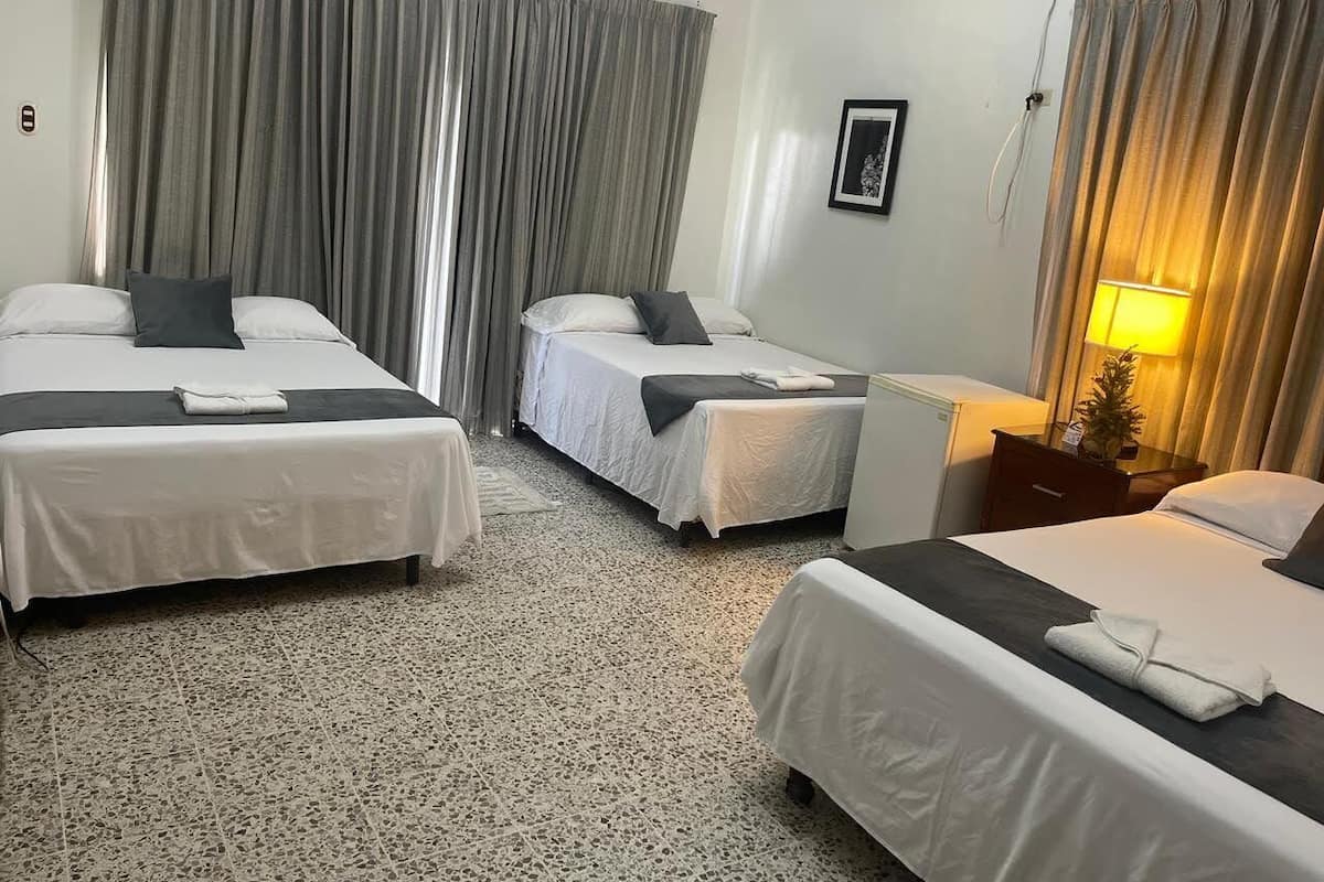 Tremannsrom – basic | Safe på rommet, skrivebord, strykejern/-brett og wi-fi (inkludert)