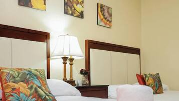 Habitación básica doble | Caja de seguridad en la habitación y escritorio