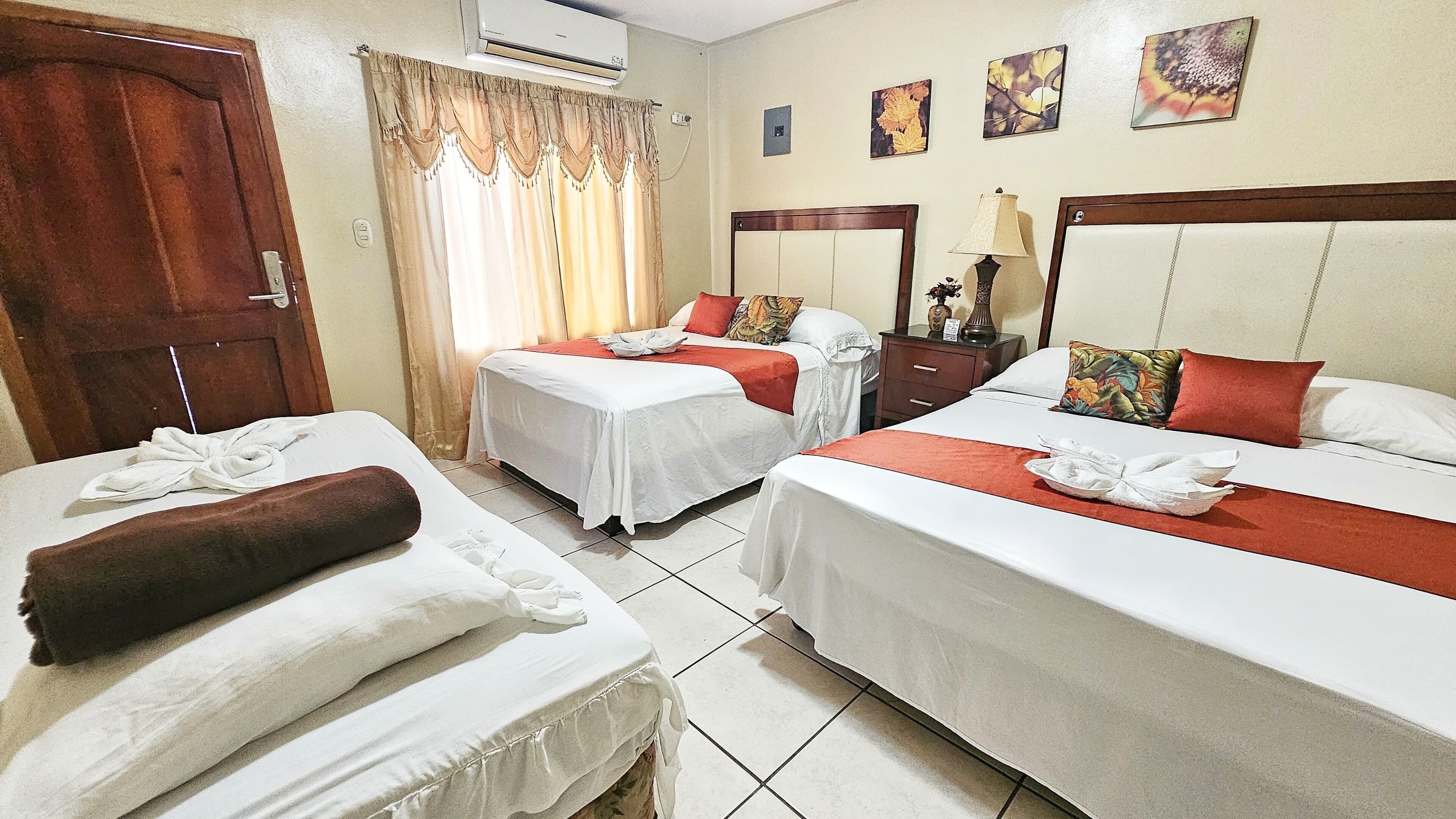 Habitación triple básica | Caja de seguridad en la habitación y escritorio 