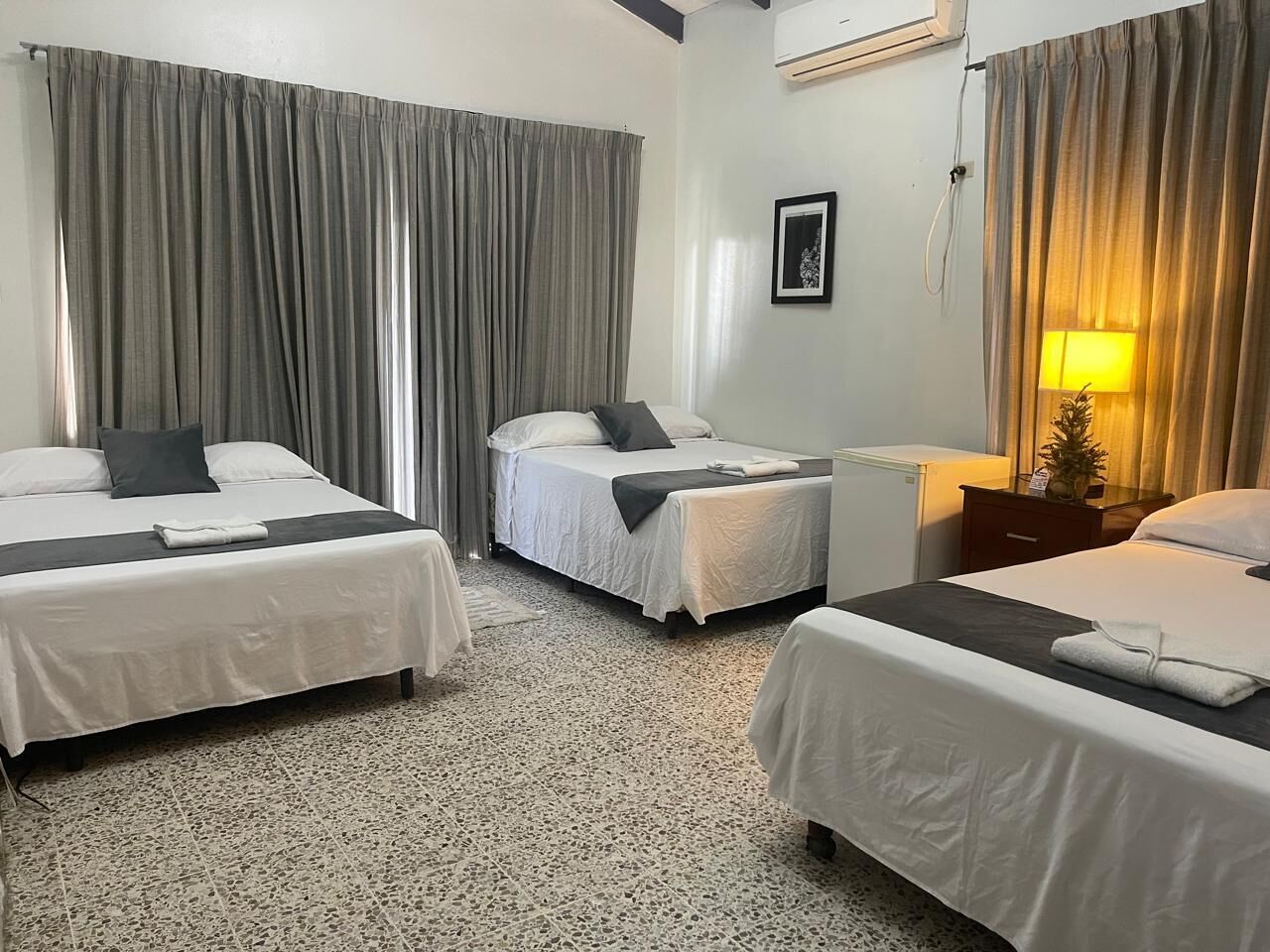 Kamar Triple Basic | Brankas, meja kerja, setrika/meja setrika, dan Wi-Fi gratis