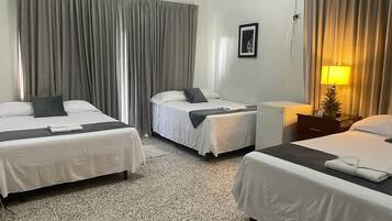 Basic-Dreibettzimmer | Zimmersafe, Schreibtisch, Bügeleisen/Bügelbrett, kostenloses WLAN